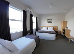 Postel nebo postele na pokoji v ubytování Masonic Hotel