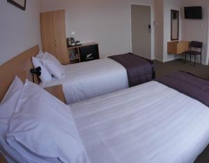 Postel nebo postele na pokoji v ubytování Masonic Hotel