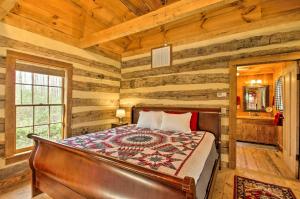 una camera con un letto in una stanza con pareti in legno di Lovely Wooded Cabin with Numerous Trails On-Site! a Earlysville