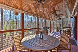 にあるYadkin Valley Cabin Retreat with Deck, Fire Pitの屏風のポーチ(木製テーブル、椅子付)