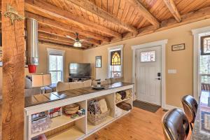 una sala de estar con techos de madera y una barra. en Yadkin Valley Cabin Retreat with Deck, Fire Pit, 