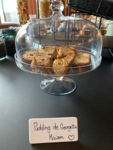 un plato de pan en una mesa con un cartel en Kyriad Nuits-Saint-Georges, en Nuits-Saint-Georges