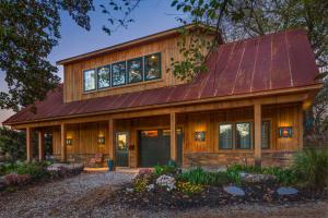 uma casa com um telhado vermelho em Chalet at Falling Water Close to Bike Trails em Bella Vista