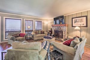 uma sala de estar com sofás e uma lareira em Beech Mountain Retreat with Decks and Mountain Views! em Beech Mountain