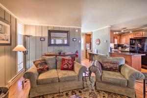 uma sala de estar com dois sofás e uma cozinha em Beech Mountain Retreat with Decks and Mountain Views! em Beech Mountain