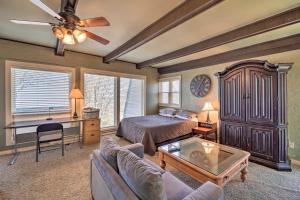 uma sala de estar com uma cama, um sofá e uma mesa em Beech Mountain Retreat with Decks and Mountain Views! em Beech Mountain