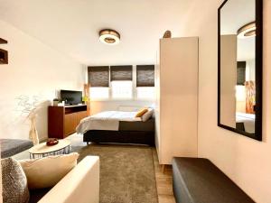 een slaapkamer met een bed en een woonkamer bij Gästeapartment Leipzig Mitte in Leipzig