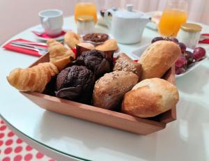 uma bandeja de diferentes tipos de pastelarias numa mesa em Motel Tropicana em Vila Nova de Gaia