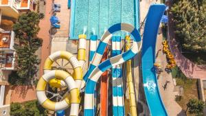 uma vista aérea de um escorrega aquático num parque aquático em Chrispy Waterpark Resort - All inclusive em Kolymvari