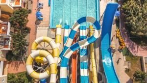 una vista aérea de un tobogán acuático en un parque acuático en Chrispy Waterpark Resort - All inclusive, en Kolimvárion