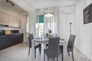 A kitchen or kitchenette at Contemporary apartment in Sturla by Wonderful Italy Még 11 kép