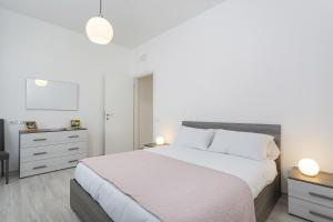 A bed or beds in a room at Contemporary apartment in Sturla by Wonderful Italy
