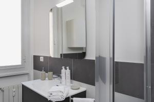 A bathroom at Contemporary apartment in Sturla by Wonderful Italy