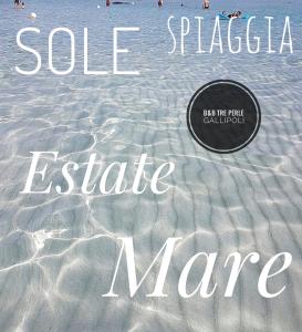 ein Buch über den Zustand des Strandes in der Unterkunft B&b Tre Perle in Gallipoli