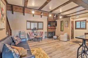 ein Wohnzimmer mit einem Sofa und einem Tisch in der Unterkunft Woodsy Twin Peaks Getaway with Hot Tub and Views! in Twin Peaks