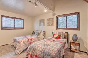 En eller flere senger på et rom på Woodsy Twin Peaks Getaway with Hot Tub and Views!