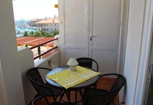 uma mesa com um guardanapo amarelo numa varanda em Fabulous sunny apartment em Almerimar