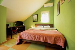 En eller flere senger på et rom på Q PODGORICA Beds,Rooms and more
