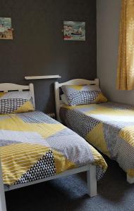 two beds sitting next to each other in a room at 89 Lower Lakeside - Glan Gwna Holiday Park in Caernarfon +29 photos