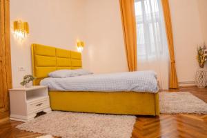 Un pat sau paturi într-o cameră la Apartament Luxor