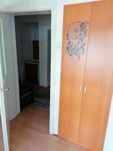 une porte avec un dessin à côté d'un couloir dans l'établissement Apartment B, à Skopje