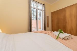 sypialnia z dużym białym łóżkiem i oknem w obiekcie Furnas Cozy Inn w mieście Furnas