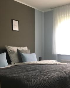 a bedroom with a large bed and a window at Ferienwohnung Frevel in Pommern