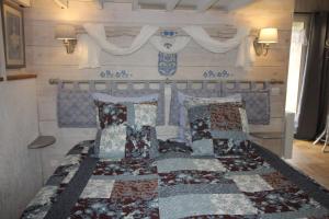 a bedroom with a bed with a quilt on it at Gîte Lamarmette, calme et confort, piscine privative, borne VE in Lanquais +22 photos
