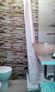 een badkamer met een wastafel en een toilet bij Casa Vacanze Belli2 in Trieste