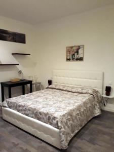 een slaapkamer met een groot wit bed in een kamer bij Casa Vacanze Belli2 in Trieste