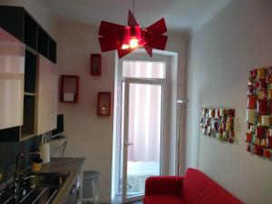 een woonkamer met een rood licht en een raam bij Casa Vacanze Belli2 in Trieste