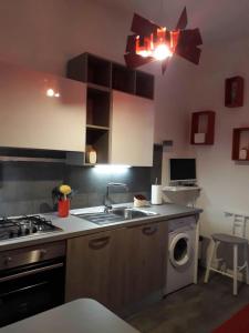 een keuken met een wastafel en een wasmachine bij Casa Vacanze Belli2 in Trieste