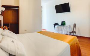 Ein Bett oder Betten in einem Zimmer der Unterkunft Hotel La Mansion