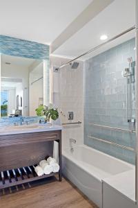 Ванная комната в The Capitana Key West