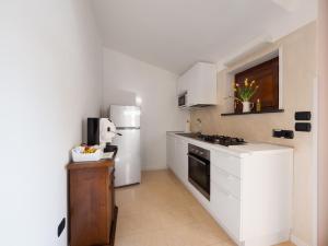 A kitchen or kitchenette at Il Tulipano - Appartamento al centro di Vico Equense