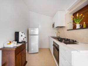 A kitchen or kitchenette at Il Tulipano - Appartamento al centro di Vico Equense