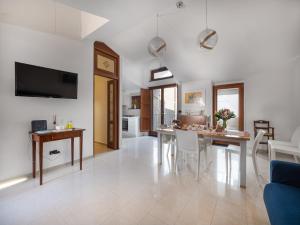 A kitchen or kitchenette at Il Tulipano - Appartamento al centro di Vico Equense