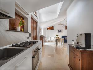 A kitchen or kitchenette at Il Tulipano - Appartamento al centro di Vico Equense