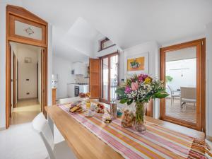 A kitchen or kitchenette at Il Tulipano - Appartamento al centro di Vico Equense