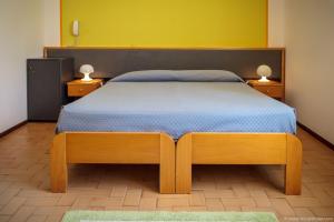 Un pat sau paturi într-o cameră la Hotel Bermuda