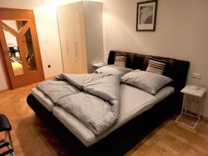 ein Bett mit zwei Kissen auf einem Zimmer in der Unterkunft Apartments Peter in Wien