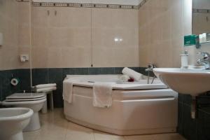 Kúpeľňa v ubytovaní Hotel Roscianum Welness SPA