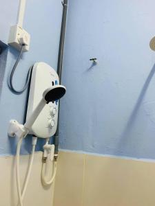- un téléphone sur le mur d'une salle de bains dans l'établissement Nail Homestay Kuala Besut, à Kampung Kuala Besut
