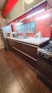 uma cozinha com um lavatório e um fogão em Ultracentral Lozonschi 2 rooms apartment em Iaşi
