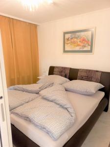 1 Schlafzimmer mit 2 Betten und weißer Bettwäsche in der Unterkunft Apartments Peter in Wien