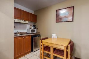 A kitchen or kitchenette at Park Inn by Radisson Osoyoos