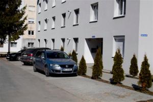 una fila di auto parcheggiate di fronte a un edificio di Schäßburg apartment #2 a Sighişoara