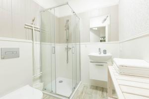 APARTEMENTY ''WERANDA'' z ogrodem w centrum的一间浴室