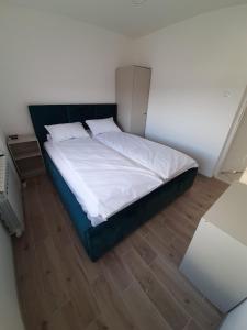 ein Schlafzimmer mit einem großen Bett mit weißer Bettwäsche in der Unterkunft Apartament na 9. piętrze in Oświęcim