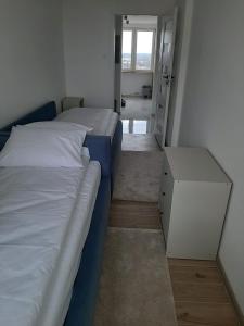 ein Schlafzimmer mit 2 Betten und einer Kommode darin in der Unterkunft Apartament na 9. piętrze in Oświęcim